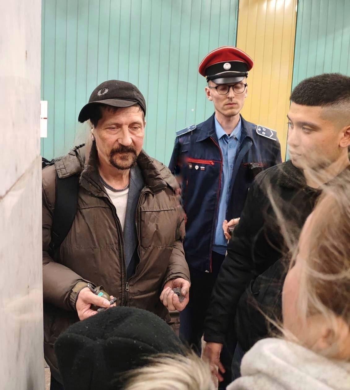Взрыв гранаты произошел в московском метро 112 Неизвестный зашел в вагон на станции Юго Западная с двумя страйкбольными гранатами в руках и взорвал одну из них Осколками задело ребенка Мужчину задержали