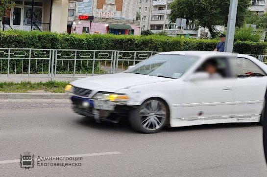 В Благовещенске задержали любителя громкой езды Кроме шумного двигателя автомобиль не имел переднего бампера Машина привлекла внимание инспекторов ДПС Как сообщили в городской администрации при остановке транспорта выяснили что водитель не только создавал акустический дискомфорт но и управлял машиной с конструктивными изменениями не внесенными в регистрационные документы В итоге полицейские составили административные протоколы Теперь автомобилисту предстоит заплатить штраф ℹ Водителям напомнили что любые изменения в конструкции авто установка нештатных бамперов спойлеров изменение подвески выхлопной системы тонировка и т д должны быть внесены в регистрационные документы В обратном случае это может стать причиной аннулирования регистрации транспорта В целом же переоборудовать машины законом не запрещено но необходимо пройти техэкспертизу и получить разрешение в Госавтоинспекции