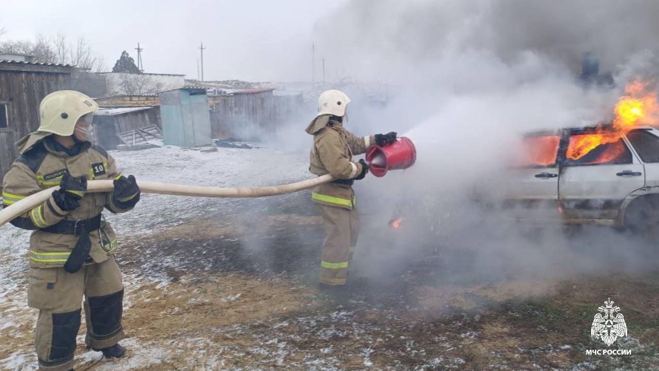 Пожарные ликвидировали возгорание автомобиля в Кетченеровском районе  Сегодня в 14:00 поступило сообщение о возгорании автомобиля ВАЗ 2114 по улице Ленина в поселке Кетченеры. Прибывшие на место происшествия огнеборцы ликвидировали пожар на площади 6 квадратных метров. Пострадавших нет. Предварительная причина пожара - короткое замыкание в моторном отсеке автомобиля.   Фото: МЧС Республики Калмыкия  Быть в курсе   Прислать новость