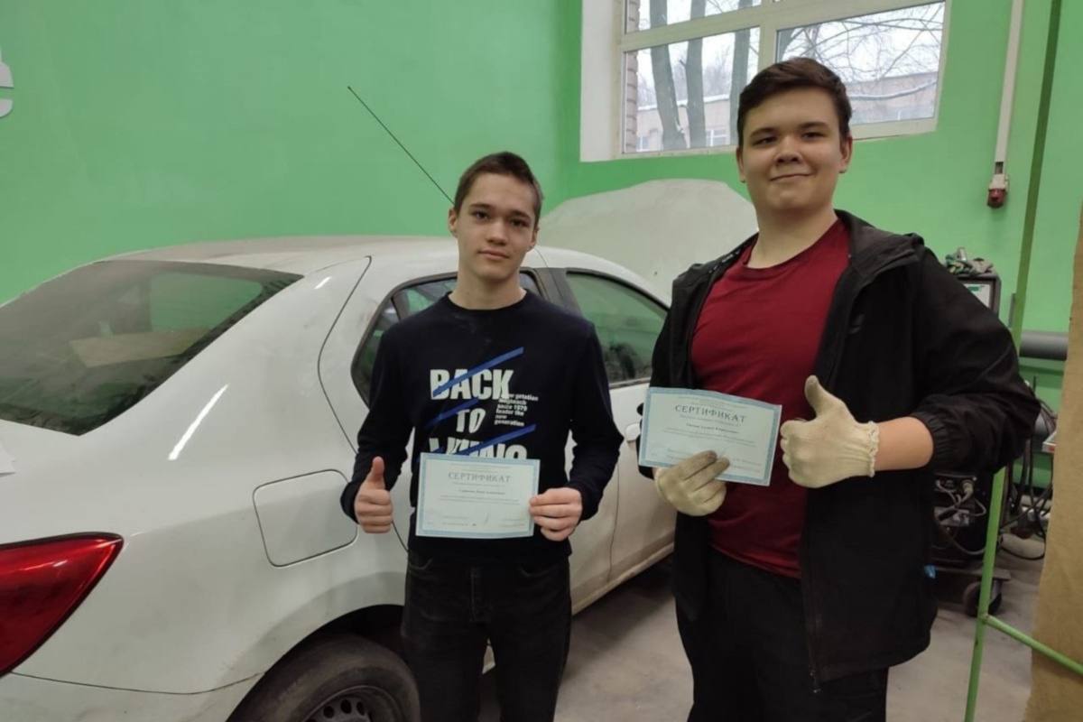 На Вологодчине около 1300 школьников осваивают первые профессиональные навыки ‍   В регионе успешно реализуется проект «Первая профессия», позволяющий школьникам 7–11 классов получать начальные навыки востребованных специальностей.  Министр образования Екатерина Целикова отметила, что с начала года в проекте приняли участие 1295 школьников, а занятия проводятся не только во внеурочное время, но и активно продолжаются в летний период.  В августе в колледжах и техникумах стартовали новые курсы. Например, Череповецкий торгово-экономический колледж готовит консультантов по цифровой грамотности и сотрудников правоохранительных органов, а Череповецкий многопрофильный колледж обучает школьников профессиям изготовителя бисквитов, специалиста по туризму и рекламного агента.   Палисад Media   Подписывайтесь
