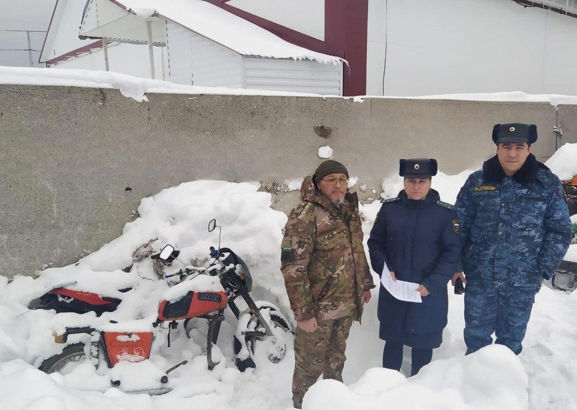 Автомобиль, три мопеда, мотоцикл и три бензопилы: в Башкирии у должников конфискуют имущество и отправляют на нужды фронта  Житель села Зилаир лишился водительских прав по решению суда из-за пьяного вождения. Но это его не остановило вновь сесть пьяным за руль. Теперь у мужчины конфисковали автомобиль. Он отправится в зону СВО.   Как сообщили приставы региона, другие должники лишились трех мопедов, трех бензопил и мотоцикла. Ранее UTV писал о том, что за 2024 год в Башкирии в зону СВО отправили 25 конфискованных машин. Большинство из них были арестованы у осужденных за управление автомобилем в нетрезвом виде.