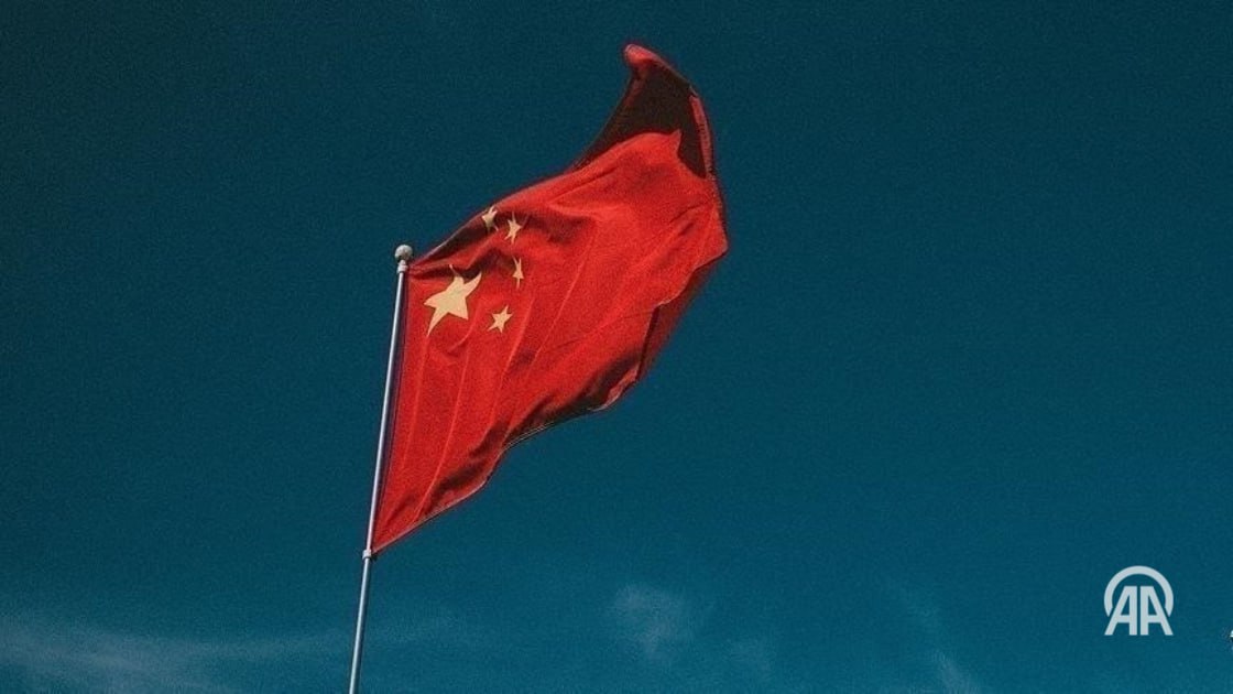 Китай объявил о приостановке запрета на экспорт в США таких критически важных минералов как галлий германий и сурьма а также сверхпрочных металлов Согласно заявлению Министерства торговли Китая решение принятое 3 декабря 2024 года в рамках мер предусматривающих запрет на экспорт продуктов и материалов двойного военного и гражданского назначения производителям оборонной промышленности США приостановлено до 27 ноября 2026 года В рамках указанных мер указано что экспорт в США критически важных минералов таких как галлий германий и сурьма а также сверхтвердых металлов широко используемых в оборонных и оружейных системах в принципе не будет разрешен Подробнее на нашем сайте http v aa com tr 3739243 24 7 в сутки с Агентством Анадолу