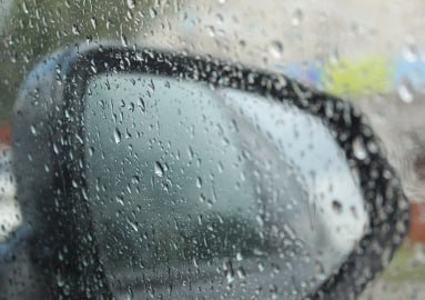 На Ульяновск надвигается гроза Об этом сообщили в региональном Гидрометцентре. По прогнозам синоптиком, в ближайшие 2 часа с сохранением до 2:00 часов 14 июня местами по Ульяновской области ожидается гроза с кратковременным усилением ветра порывами 15-20 м/с, локально град. Подписывайтесь: 73online Присылайте новости