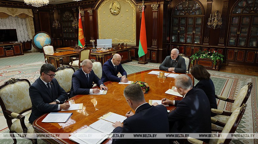 Новые глава региона министр руководители исполкомов и ректоры Подробности кадрового дня у Президента Александр Лукашенко назначил Татьяну Харлап главой администрации индустриального парка Великий камень Президент Беларуси Александр Лукашенко дал согласие на назначение новых ректоров в два вуза в Бресте и Гомеле Также Президент дал согласие на назначения в руководстве Министерства сельского хозяйства и продовольствия и Национального статистического комитета Виталий Кулак займет пост первого заместителя министра сельского хозяйства и продовольствия а пост замминистра займет Игорь Дорофейчик Подробности кадровых назначений     Поддержать канал бустами Inst TikTok ВК OK FB