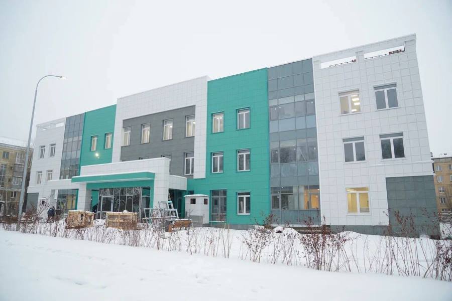 Губернатор Илья Середюк проверил ход строительства новой поликлиники в Новокузнецке Во время рабочей поездки в Новокузнецк губернатор Илья Середюк посетил строительную площадку поликлиники 5 Трехэтажное здание возводится по нацпроекту Продолжительная и активная жизнь который реализуется по решению Президента России Владимира Путина Строительная готовность объекта общей площадью более 4 тысяч кв метров составляет 91 В здании разместятся кабинеты приема терапевтов и узких специалистов процедурные диагностические кабинеты помещения для неотложной помощи хирургический блок с малой операционной кабинет физиотерапии дневной стационар и административно хозяйственный блок   kuzzbas ru news authority 77935 html