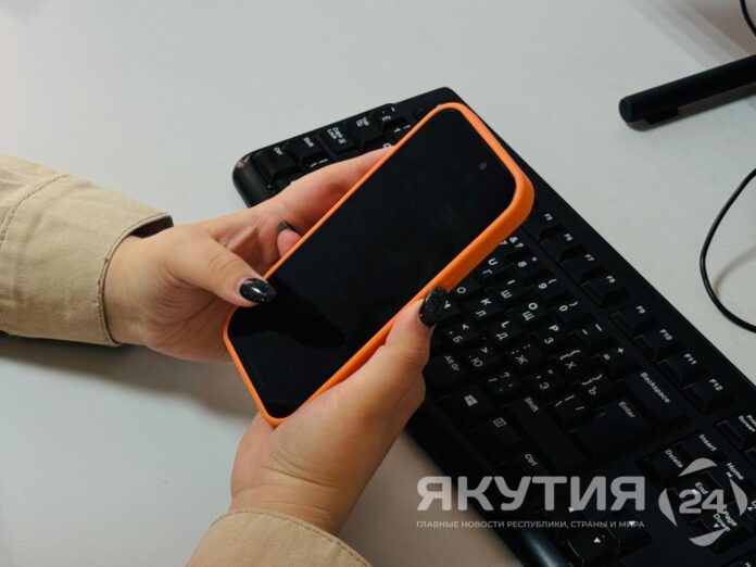 Мошенники используют игру Тайный Санта для кражи денег перед Новым годом По словам руководителя центра цифровой экспертизы Роскачества Сергея Кузьменко мошенники используют психологические приемы в преддверии праздников люди охотнее верят в чудеса и легко расстаются с деньгами ради обещанных подарков Например жертвам предлагают перевести 1 000 рублей на подарок незнакомцу чтобы получить шанс выиграть 5 000 рублей или внести 5 000 рублей для возможности получить новый айфон Подробнее читайте по ссылке yk24 ru в MAX Telegram ВК VK Видео