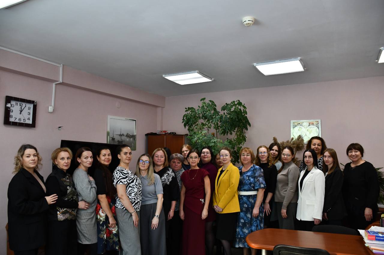 Коллектив Налоговой службы поздравили с профессиональным праздником 21 ноября отмечается День работника налоговых органов Российской Федерации В честь этого события Председатель Собрания Виктория Кривошеева лично поздравила коллектив направили поздравление жителям региона В этом году Федеральная налоговая служба отметила 35 лет со дня образования Налоговые работники обеспечивают строгий контроль за соблюдением законодательства о налогах и сборах стремятся следовать высоким стандартам в сфере оказания услуг гражданам и предприятиям Высокопрофессиональная работа сотрудников налоговой службы обеспечивает устойчивое поступление налогов в федеральный и региональный бюджеты способствует реализации национальных проектов и государственных программ оказывает большое влияние на развитие экономики и социальной сферы нашей страны Поздравляем сотрудником с профессиональным праздником и желаем здоровья счастья благополучия новых успехов в вашей ответственной и важной работе