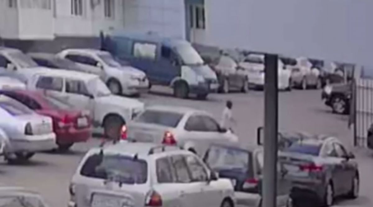 Подросток на самокате едва не попал под колеса автомобиля в воронежском ЖК "Озерки" Ребенок вылетел на самокате из-за припаркованных машин на проезжую часть двора прямо перед движущимся автомобилем. Тот ехал на малой скорости, поэтому трагедии удалось избежать. ↗ Прислать новость Подписаться