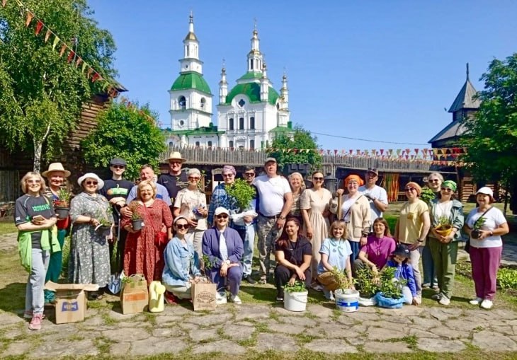 20 кустиков гортензий высадили в рамках благотворительного проекта "От сада к саду" на территории туристического комплекса в Ялуторовке 8 июня Часть цветов украсили территорию острога, остальные высадили городском парке. Это уже 12-й сад, созданный тюменскими волонтерами.