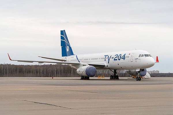 Ростех восстановил десять гражданских самолетов разных типов с 2022 года В 2022 году после введения западных санкций стартовал проект восстановления летной годности двенадцати воздушных судов эксплуатация которых ранее была прекращена Среди них Ту 204 214 Ан 148 и Ил 96 400Т На текущий момент большая часть самолетов уже возвращена в строй и эксплуатируются различными заказчиками Об этом сообщает AVIA RU со ссылкой на данные Ростеха Как отмечают в госкорпорации два грузовых Ил 96 400Т восстановлены и поставлены в SkyGates дочернюю компанию Ростеха Red Wings Также авиакомпании переданы Ту 204 и Ту 214 для перевозки пассажиров Оставшиеся Ту 204 будут поставлены эксплуатантам в 2026 27 годах Самолеты оснащают новым оборудованием в соответствии с требованиями заказчиков и действующих федеральных авиационных правил Процесс восстановления потребовал отдельных уникальных работ по полному импортозамещению отдельных компонентов заявили в Ростехе aviaru net n290702