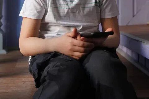 10-летний ребенок в Горно-Алтайске оформил на родителей два кредита на полмиллиона рублей, пока они спали. Сделать это несовершеннолетнего убедили мошенники. На них мальчик вышел через мессенджер Телеграм, в котором при просмотре видео на одном из каналов ему пришло сообщение о выигрыше валюты для игры Roblox. В инструкции для получения приза значилось задание: оформить на родительские карты со смартфона кредиты. В случае отказа участнику пригрозили штрафом в 120 тысяч рублей. Запугав ребенка, злоумышленники заставили его ночью взять смартфоны родителей, войти в их личные кабинеты и оформить две кредитные карты на 509 тыс. рублей. После, действуя также под диктовку аферистов, мальчик перевел деньги на указанные ему счета. Утром ребенок рассказал обо всем родителям, после чего они написали заявление в полицию. Возбуждено уголовное дело. Фото для иллюстрации