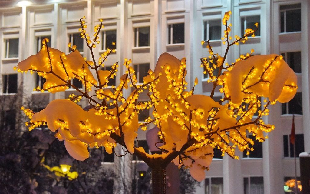 Городские службы начали украшать Магадан к Новому году Приближается главное зимнее торжество Колымская столица заряжается новогодним настроением Городские службы приступили к украшению Магадана Традиционно первыми в новогоднюю суету погрузился коллектив Горсвета По поручению мэра Ларисы Поликановой в Магадане начали установку световых консолей Всего их будет более 350 Они украсят улицы Гагарина Берзина Советскую проспекты Ленина и Карла Маркса Колымское шоссе   vmagadanpress com городские службы начали украшать маг