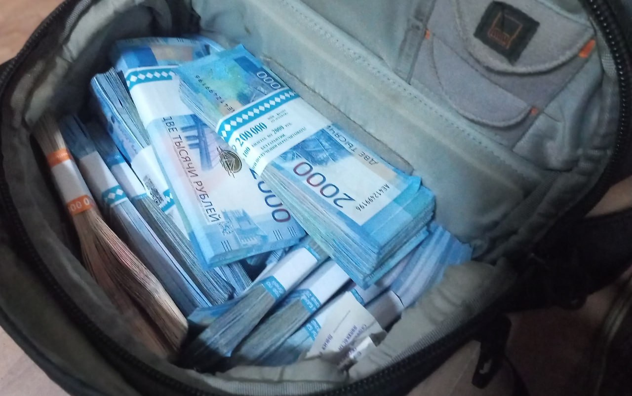 Дагестанцы продолжают активно копить деньги на банковских вкладах   Сохранение ключевой ставки ЦБ вот уже четыре раза подряд и, как следствие, высокие проценты спровоцировали очередной рост банковских вкладов в Дагестане.   По итогам апреля 2025 года жители республики внесли в виде вкладов почти 8,5 млрд рублей. Общая сумма достигла 158,5 млрд рублей.   К примеру, жители Ставропольского края за месяц внесли в банки 15 млрд рублей, а общая сумма сбережений превысила 537 млрд рублей.   Рост вкладов за второй месяц весны 2025 года был зафиксирован во всех региона СКФО.   Канал - Экономика Дагестана