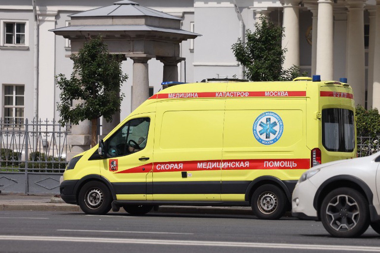 Врач выпал из окна приехав на вызов к ребенку в Москве Ночью врач педиатр из бригады скорой приехал на вызов в один из элитных ЖК на западе столицы Через некоторое время после захода в квартиру на 18 м этаже он выпал из окна Причина выясняется сообщает Mash Вскоре к дому подъехала еще одна бригада врачей Однако спасти своего коллегу ей не удалось Подпишитесь на Абзац Добавьте Абзац в ленту Дзена