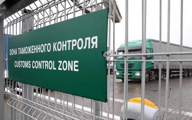 Литва стремится полностью заблокировать наземные поставки товаров из России и Беларуси в Европу на случай отмены санкций ЕС Для достижения этой цели Вильнюс ведет переговоры со всеми странами ЕС, которые граничат с Россией и Беларусью. Как отметил министр иностранных дел Кястутис Будрис, если товары не смогут поступать в ЕС по суше, это значительно увеличит торговые издержки для Москвы и Минска, даже если Венгрия решит заблокировать продление санкций.