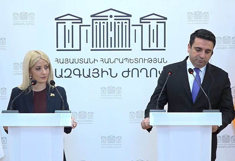 Армения предложила Кипру вывести отношения на уровень стратегического сотрудничества Как заявил спикер НС Армении Ален Симонян на пресс-конференции с председателем Палаты представителей Кипра Анитой Димитриу, это предложение было положительно воспринято кипрской стороной. Димитриу, в свою очередь, назвала отличными отношения с Арменией, заявив, что иначе и быть не могло.