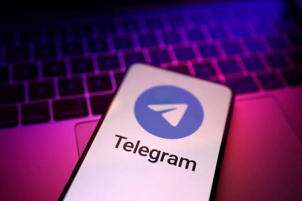 Telegram стал приоритетной площадкой для 67 рекламодателей в 2026 году По данным Яндекс Директа 67 брендов называют мессенджер своим главным каналом продвижения до конца 2026 года Реклама стала доступнее с февраля по апрель средняя цена поста снизилась на 17 а стоимость клика на 10 Активнее всего бюджеты наращивают маркетплейсы рост в 2 5 раза и финансовый сектор 70 При этом меняются и тактики 23 компаний теперь ведут трафик напрямую на свои сайты а не на внутренние каналы Из за периодических сложностей с загрузкой медиафайлов бренды начали использовать легкие изображения и делать упор на текстовую составляющую постов   Несмотря на доминирование мессенджера бизнес придерживается портфельного подхода и распределяет бюджеты между несколькими площадками VK 65 Макс 56 и видеоплатформами settersmedia news