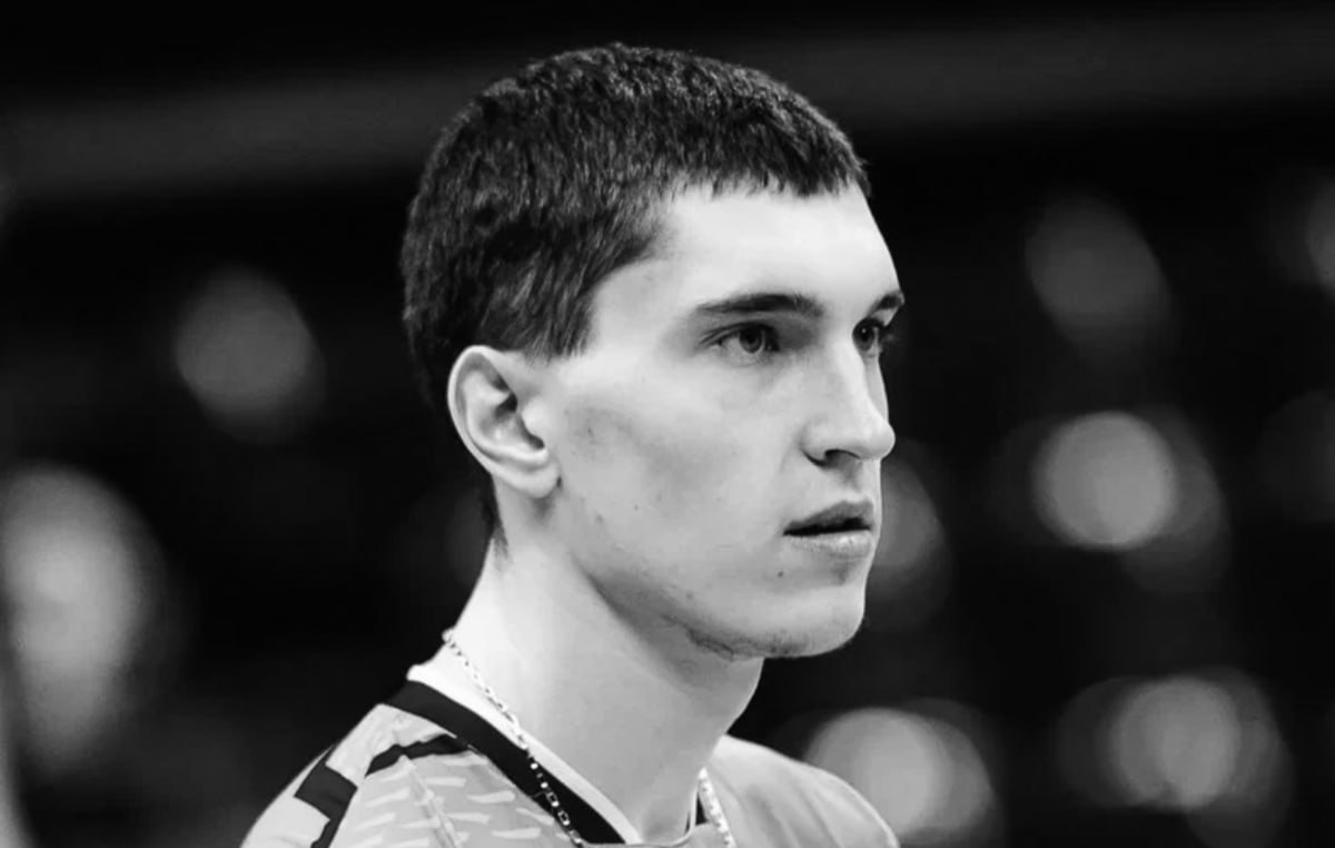 «Кузбасс» сообщил о смерти пропавшего в апреле 18-летнего волейболиста Сергей Павлов играл на позиции доигровщика за молодежный «Кузбасс-2», прощание с ним пройдет в Кемерово 30 мая.. Павлов пропал в конце апреля, в последний раз его видели на Кузнецком мосту через реку Томь, пишет портал Ngs42. В пресс-службе регионального СК заявили изданию, что возбуждено уголовное дело, а источник в экстренных службах сообщил, что тело спортсмена нашли в 55 км от города в Яшкинском районе, предварительно, он утонул. «Кузбасс»