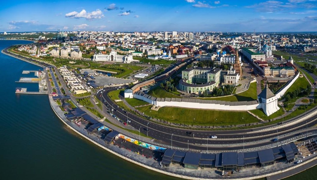 Казань вошла в число самых быстрорастущих городов России за последние 10 лет Произошло это за счет естественного и миграционного прироста Об этом говорится в исследовании консалтинговой компании Strategy Partners Рынок первичного жилья Казани обладает потенциалом для роста 7 11 в год из за низкого уровня насыщения и активного развития программы комплексного развития территорий С 2019 года рынок первичного жилья Казани вырос более чем в 5 раз как за счет увеличения объема сделок с 214 до 412 тыс кв м так и роста цен с 83 тыс до 227 тыс за кв м При этом текущий объем рынка остается относительно низким по сравнению с рядом сопоставимых городов России Эксперты считают что в базовом сценарии среднегодовой темп роста рынка первичного жилья Казани составит 7 и достигнет 162 млрд к 2032 году В оптимистичном сценарии объем рынка может увеличиться до 214 млрд что более чем в два раза превышает текущий уровень В список быстрорастущих городов также вошли Краснодар Сургут Москва Тюмень Санкт Петербург Новосибирск Нижневартовск и Каспийск