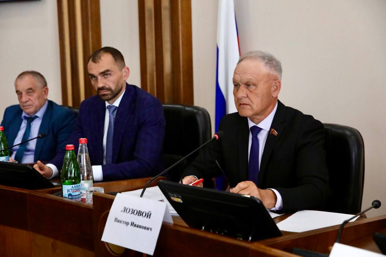 Принял участие в заседании комитета по промышленности, энергетике, строительству и жилищно-коммунальному хозяйству Думы Ставропольского края. Были рассмотрены важные вопросы, касающиеся исполнения бюджета Ставропольского края за 2024 год и внесения изменений в законодательные акты региона. В ходе заседания был обсужден проект закона о внесении изменений в ряд законодательных актов Ставропольского края. Среди изменений - уточнение порядка предоставления дубликатов свидетельств о перевозках и внесение изменений в регламенты регулярных перевозок, а также изменение терминологии в нормативных актах, что обеспечит большую точность и соответствие новым федеральным требованиям. Эти изменения направлены на улучшение транспортных услуг для населения и более эффективное управление перевозками в регионе. Дополнительно на заседании были обсуждены: законодательные инициативы, награждение Почётной грамотой Думы и план работы комитета на июнь. #АлексейИванов #Ставрополье