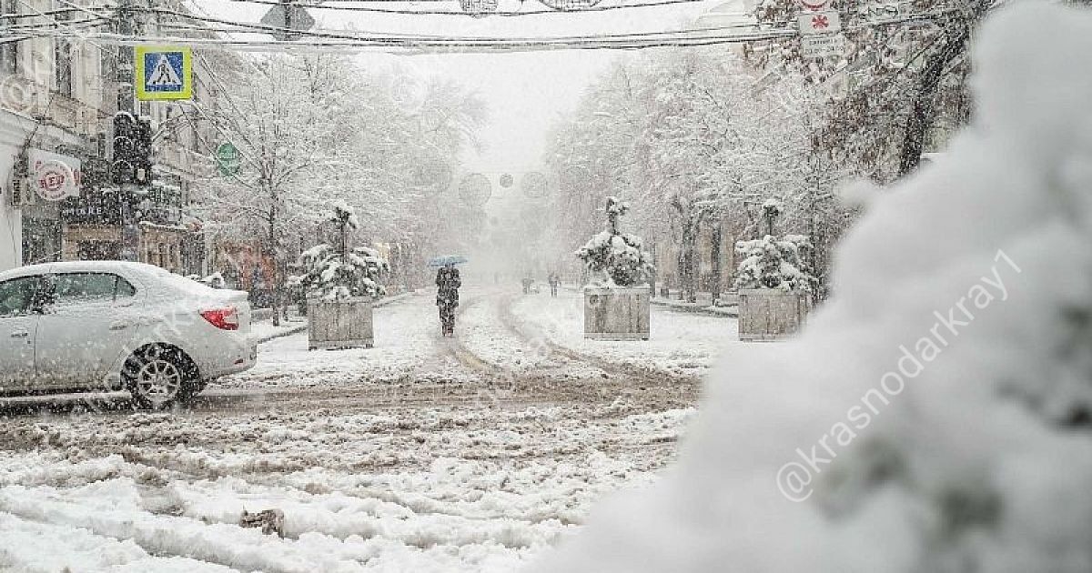 Мокрый снег и дождь парализовали движение в Краснодаре  Днем 13 января в Краснодаре зафиксировали транспортный коллапс. Из-за осадков движение затруднилось на ключевых магистралях города. Первые пробки образовались на улицах: Северная, Тургенева, Российская, Красных Партизан и Западный обход, следует из данных сервиса «Яндекс. Карты».  Водители сообщают о длительном ожидании в пробках, особенно на подъездах к центру города и на крупных перекрестках. Проблемы с трафиком также затронули Московскую, Восточно-Кругликовскую, 40-летия Победы, 1-го Мая, Рашпилевскую и Красную улицы.  По данным синоптиков, осадки сохранятся до вечера. Прогнозируемое похолодание может спровоцировать образование гололеда, что усугубит ситуацию на дорогах.  Ваши видео высылайте нам в бот     Подпишись поделись      Прислать  видео новость