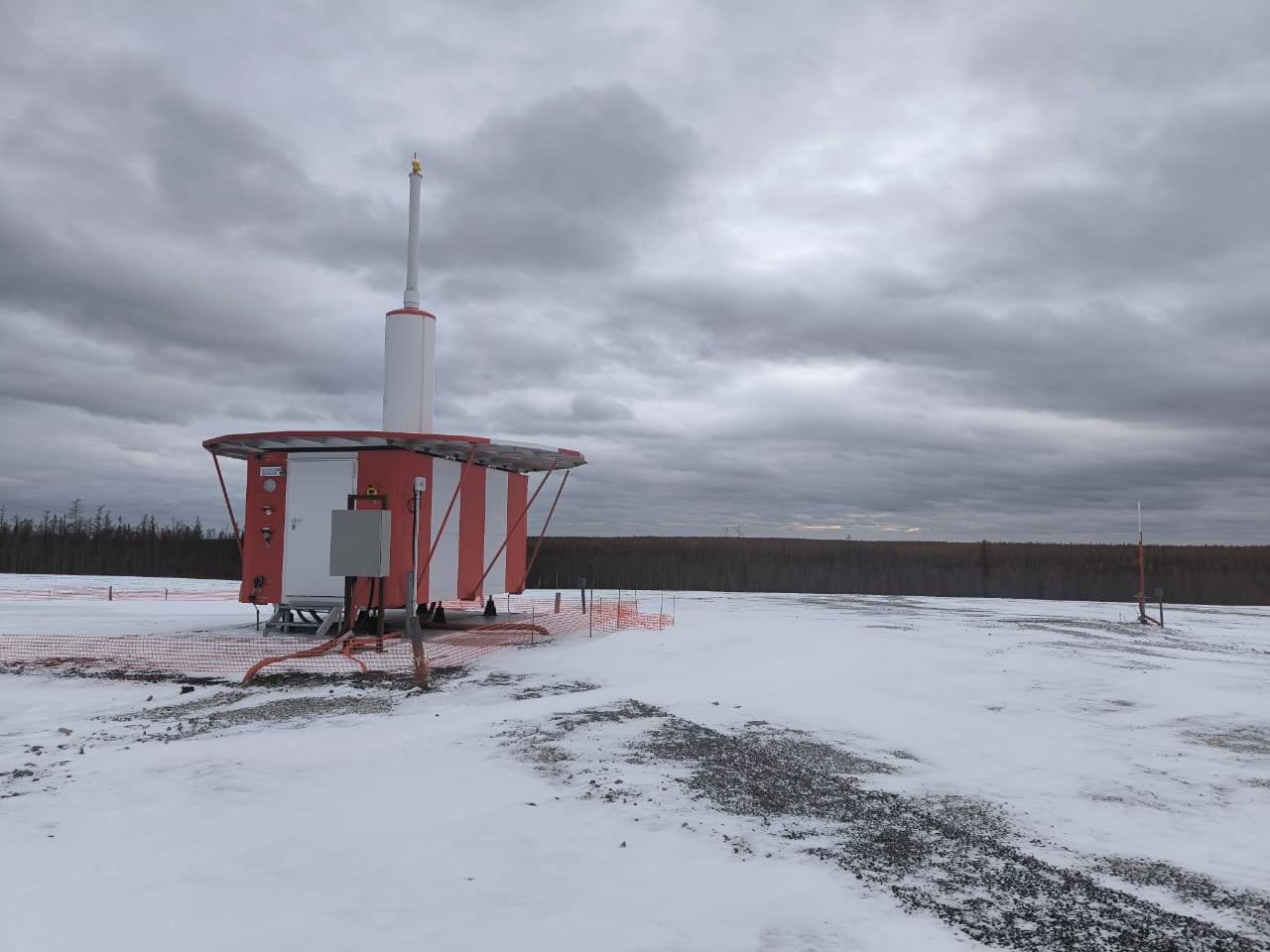 Ростех обеспечит круглогодичное авиасообщение в алмазной столице России Прилетающие в якутский город Мирный самолеты смогут безопасно ориентироваться даже в сложных метеоусловиях специалисты нашего Азимута установили в аэропорту алмазной столицы России современный радиомаяк VOR 2700 DME N2700 Разработка обеспечит стабильное авиасообщение города с Большой землей круглый год Она позволяет точно определять местоположение воздушного судна и рекомендована ICAO как основное средство навигации Это не первый опыт Ростеха в оснащении аэропортов на Крайнем Севере Оборудование Азимута уже прошло проверку временем и температурами в Чукотском Ямало Ненецком и Ханты Мансийском автономных округах и других регионах России Для таких отдаленных населенных пунктов как Мирный авиация это жизненно важный транспорт Наши системы обеспечивают стабильную навигацию и круглогодичную связь с другими регионами страны отметил заместитель генерального директора Азимута Алексей Гальченков Компания Азимут ведущий российский разработчик и производитель аэронавигационных систем в составе Ростеха Она оснащает аэродромы и центры управления воздушным движением по всей стране повышая безопасность и надежность полетов в самых суровых климатических условиях rostecru
