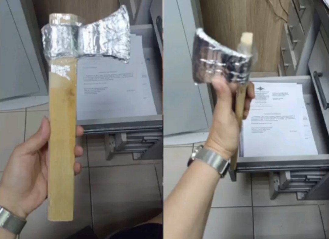 Топор из фольги как весомый аргумент Вчера на улице Яблочной на Мамайке разгорелся нешуточный спор между водителем и мужчиной гулявшим с ребенком из-за неправильной парковки. Автомобилист, видимо, решив блеснуть оригинальностью, достал... топор! Отец схватив дочь поспешил скрыться и вызвал полицию. Стражи порядка оперативно задержали 41-летнего шофёра. И тут выяснился забавный поворот: грозное оружие оказалось бутафорским! Вместо холодной стали – обычная фольга! Представьте себе удивление полицейских и, вероятно, оппонента в дорожном конфликте . Вместо уголовного дела на мужчину составили административный протокол за мелкое хулиганство ст. 20.1 КоАП РФ . Теперь ему грозит штраф или до 15 суток ареста. :