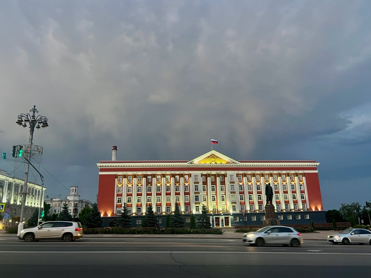 «Пора бы внятно объяснить причины возникшей «курской кадрово-финансовой аномалии», - политолог Владимир Слатинов прокомментировал кадровую чехарду в министерстве финансов области. Напомним, с 12 июля обязанности министра финансов и бюджетного контроля Курской области исполняет Алла Сивцева, ранее она была заместителем министра. Госпожа Сивцева - уже четвертый министр финансов за время пребывания Александра Хинштейна на посту врио губернатора. 8 июля уволилась Людмила Гапонова. Она продержалась три месяца. Гапонову назначили исполняющей министра финансов после того, как 4 апреля уволилась Инна Апонасенко, которая проработала в качестве министра всего месяц. До нее за финансы отвечала Наталья Рудакова, получившая должность еще во время губернаторства Романа Старовойта. «Возможно, я что-то пропустил, но разъяснений на этот счёт не было. Руководству региона, которое охотно комментирует большинство «назначенческо-отставных» решений, особенно если они резонансные, пора бы внятно объяснить причины возникшей «курской кадрово-финансовой аномалии». Потому что вопросов, пока непублично задаваемых в региональной политико-управленческой среде к этому странному явлению всё больше!», - заочно обратился Слатинов к руководству области. Курская аномалия