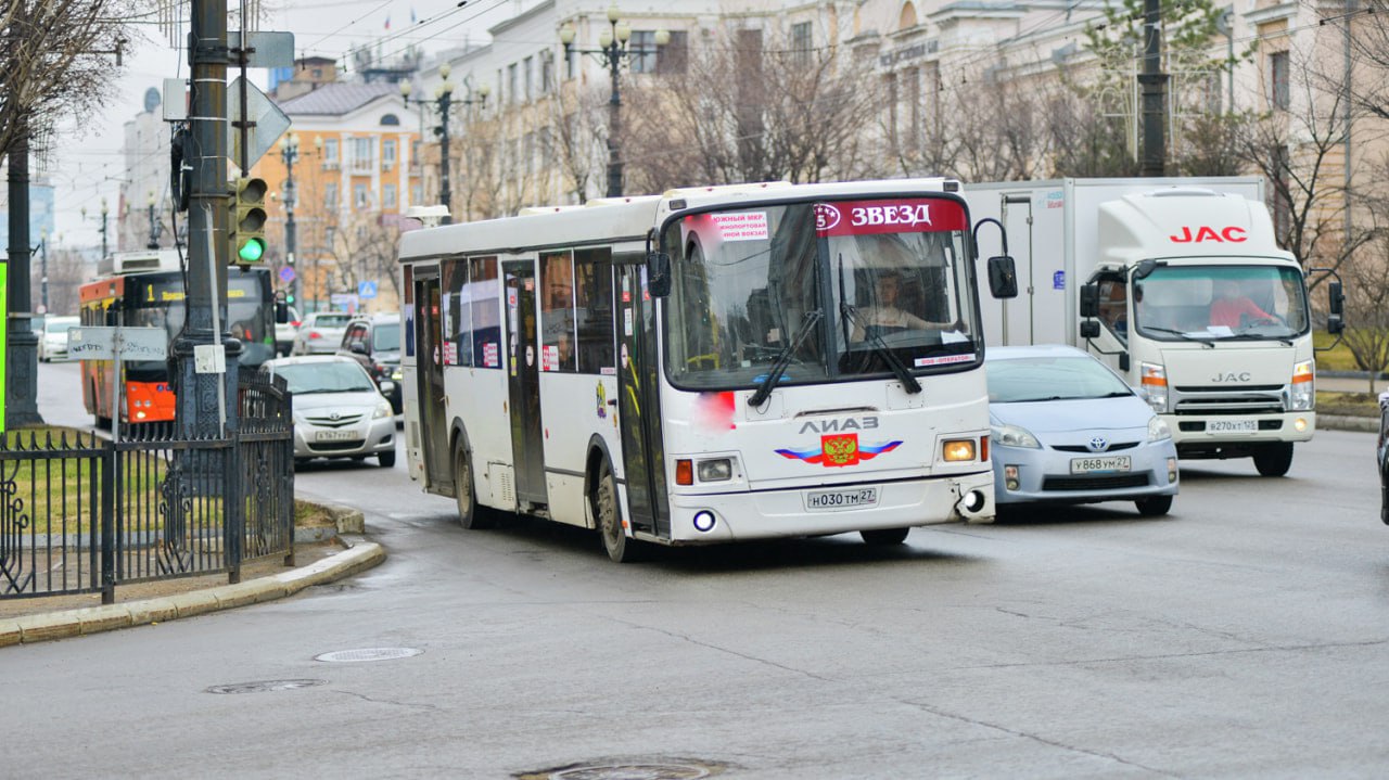 До 55 рублей впервые поднимают стоимость проезда в Хабаровске  Перевозчики проинформировали мэрию о повышении тарифов на своих маршрутах, и хабаровчан ждет сразу несколько потрясений. На одном из направлений стоимость билета впервые составит 55 рублей, кроме того, в бывших муниципальных автобусах №№ 1С, 1Л цена проезда вырастет сразу на 15 рублей.    Прочитать статью полностью