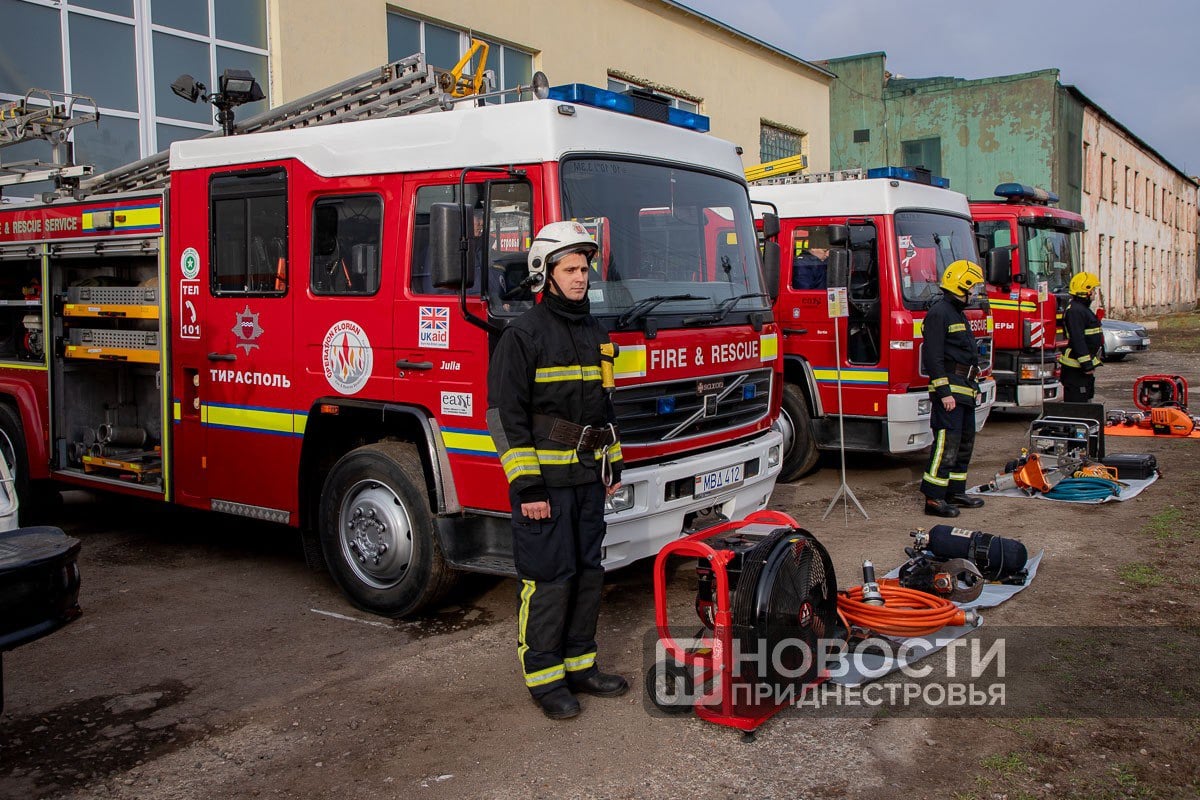 Пожарные и спасатели готовятся к работе в условиях энергокризиса:    ведётся заготовка дров – в первую очередь дровами обеспечат одиноких пенсионеров и инвалидов, многодетные семьи;   стационарные и мобильные генераторы приведены в полную готовность – их будут использовать в соцучреждениях;   огнеборцы переходят на усиленный вариант несения службы;  пожарные части обеспечат дополнительным объёмом топлива.