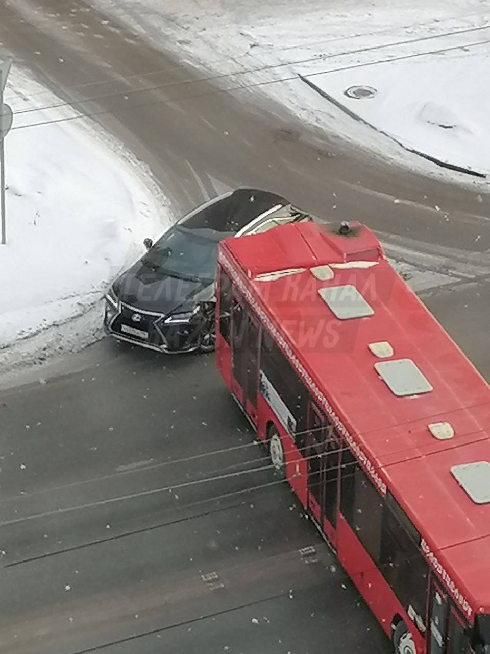 В Казани автобус влетел в легковушку   В Казани на улице Марселя Салимжанова автобус разворачивался и врезался в легковушку.  Обстоятельства уточняются.   Подпишитесь: