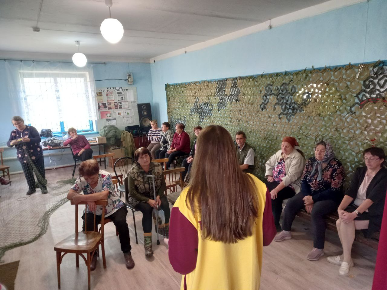 Медицина инфраструктура соцзащита Алтайские социалисты взяли в работу обращения жителей Шипуновского района 1 октября алтайские социалисты вновь посетили с рабочим визитом Шипуновский район Руководитель Общественной приёмной депутата Александра Терентьева Оксана Молодых пообщалась с жителями с Хлопуново Горьковское Нечунаево а мы совместно с юристом регионального отделения Партии СПРАВЕДЛИВАЯ РОССИЯ ЗА ПРАВДУ в Алтайском крае Юрием Майер приняли обращения от жителей с Шипуново Российский сельсовет п Первомайский Сельчане попросили помощи в решении различных проблем среди которых вопросы здравоохранения инфраструктуры и социальной защиты населения Самым острым вопросом у меня на приёме оказался затянувшийся ремонт Быковской школы С 9 марта 2023 года мы чего только не пережили с горечью рассказала заявительница о проблеме По её словам глава администрации Шипуновского района ещё в 2024 году пообещала сделать всё возможное чтобы ускорить ремонт но он так и не начался Женщине заявили что в селе маленькая демографическая справка однако по её данным в 2025 2026 учебном году детей в школе больше чем в предыдущем Заявительница переживает что в приспособленных помещениях школьникам становится уже совсем тесно В 2022 году суд вынес решение обязывающее администрацию Шипуновского района отремонтировать кровлю Быковской школы Исполнение судебного решения по словам сельчанки постоянно переносится каждые полгода Лишь благодаря возбуждённому Следственным комитетом уголовного дела по факту затягивания ремонта администрация собрала пакет документ и направила заявку в край продолжает женщина в обращении Но к сожалению школа до сих пор не включена ни в одну из программ по ремонту Последний ответ из регионального Минобра свидетельствует о том что школа будет включена в программу ремонта на 2026 год Но и это обещание оказалось не таким уж надёжным Ведь как говорит председатель родительского комитета на последнем школьном собрании директор школы сообщила что ремонт перенесён на 2027 год Уже готовлю депутатский запрос в компетентные органы с просьбой разобраться с причинами затягивания ремонта и решить наболевшую проблему Продолжение читайте на нашем сайте Справедливо ДепутатБоровикова Регион22 Алтай2025 ПриёмГраждан
