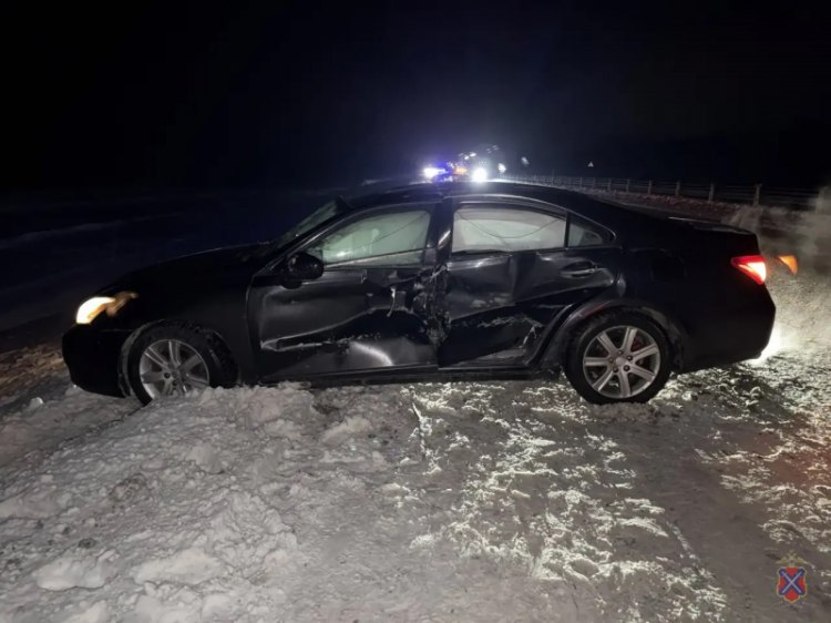 На трассе под Волгоградом Lexus налетел на стоящий УАЗ ранены дети Очередное серьезное ДТП произошло накануне 21 января в девятом часу вечера на трассе Р 22 Каспий в Иловлинском районе Как сообщили Волжский ру в пресс службе ГУ МВД по региону на 890 км автомобиль Lexus влетел в стоявший на дороге УАЗ По предварительным данным водитель иномарки не справился с управлением В результате аварии травмы получили трое пассажиров среди которых дети 11 и 13 лет Подробнее на Волжский ру www volzsky ru index php wx 16 wx2 82693 ВолжскийРу волжский vlz