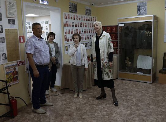 «Единая Россия» проверяет ход капремонта учреждений культуры  В Пермском крае депутат Госдумы, председатель регионального общественного совета партпроекта «Культура малой Родины» Ирина Ивенских проинспектировала ремонтные работы и закупку оборудования в учреждениях культуры. В краеведческом музее поселка Гайны, по ее словам, завершены работы капитального ремонта кровли и благоустройства территории, закуплены интерактивный стол, новые витрины и подиумы для демонстрации музейных коллекций. В районном Доме культуры и досуга села Карагай, как рассказала Ивенских, закуплено стационарное и переносное осветительное и звуковое оборудование для проведения выездных мероприятий в населенных пунктах округа. В данный момент завершаются работы по ремонту зрительного зала и холла второго этажа.   За 9 лет реализации в проекте приняли участие 543 учреждения Пермского края, общий объем финансирования - 1 млрд. 298 млн. рублей, сообщила депутат.   «Нам важно создать для всех жителей региона равные комфортные, современные условия, поэтому комплексно подходим к обновлению учреждений культуры в регионе», - отметила парламентарий.