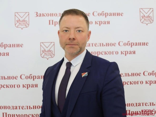 В Приморском региональном отделении партии Единая Россия произошли кадровые изменения Новым руководителем депутатского объединения стал председатель краевого парламента Антон Волошко Он сменил на этом посту Сергея Слепченко Как сообщили в пресс службе Законодательного Собрания Приморского края соответствующее решение приняли 28 января на заседании фракции Единая Россия которое прошло с участием губернатора Приморья Олега Кожемяко По его итогам Сергей Слепченко покинул должность главы приморской ЕР а руководителем регионального отделения партии стал Антон Волошко Антон Анатольевич Волошко депутат Законодательного Собрания Приморского края от 21 го избирательного округа член фракции Единая Россия Он родился 11 июля 1980 года во Владивостоке Высшее образование получил в Дальневосточном государственном университете который окончил в 2002 году по специальности журналистика Профессиональную карьеру начал в региональных СМИ в 1999 2000 годах работал репортёром и корреспондентом Общественного телевидения Приморья В начале 2000 х годов перешёл на федеральный уровень где с 2001 по 2005 год трудился корреспондентом и специальным корреспондентом Дальневосточного бюро Первого канала освещая события в Приморском крае на Камчатке Сахалине и в странах Юго Восточной Азии а также был ведущим выпусков Утренних новостей и программ ночного и утреннего эфира в Москве С 2005 по 2012 год Антон Волошко работал на телеканале НТВ ведущим программ Чрезвычайное происшествие и Чрезвычайное происшествие Обзор за неделю В 2012 2015 годах занимал руководящие должности в медиаструктурах в Москве работая генеральным продюсером и руководителем специальных проектов В 2015 году перешёл на государственную службу начав работу в аппарате губернатора и правительства Сахалинской области В разные годы занимал должности ведущего аналитика заместителя руководителя аппарата а в 2017 2018 годах первого заместителя губернатора Сахалинской области и руководителя аппарата регионального правительства С 2019 года Антон Волошко работал в должности вице губернатора Приморского края заместителя председателя правительства региона В октябре 2023 года его избрали депутатом Законодательного Собрания Приморского края а уже 29 ноября 2023 года председателем краевого парламента Фото zspk gov ru Подписаться в Telegram Подписаться в MAX
