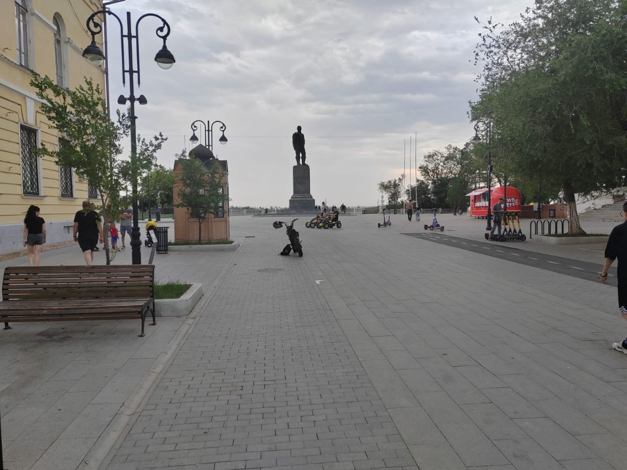 В Оренбурге на улице Советской молодой водитель питбайка сбил мужчину с ребенком #Про_Происшествия Пострадавшего малыша доставили в больницу. Инцидент произошел сегодня вечером в 18:03 у дома № 2 на Советской. Согласно данным регионального УМВД, транспортным средством управлял 16-летний юноша. Подросток передвигался по пешеходной зоне улицы Советской, двигаясь от улицы Максима Горького в сторону Набережной. В ходе движения он столкнулся с мужчиной и его сыном. В результате аварии ребенок 2024 года рождения был доставлен в больницу для осмотра. Сотрудники полиции продолжают устанавливать все обстоятельства случившегося. Фото: УМВД региона
