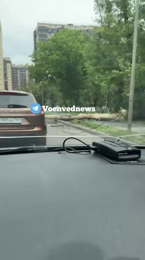В Ростове-на-Дону сильный ветер повредил крышу жилого дома