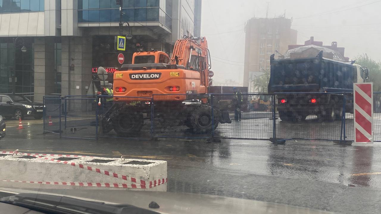 Во Владивостоке идут дорожные работы на Океанском проспекте - в районе поворота на ул. Мордовцева перекрыта полоса движения.