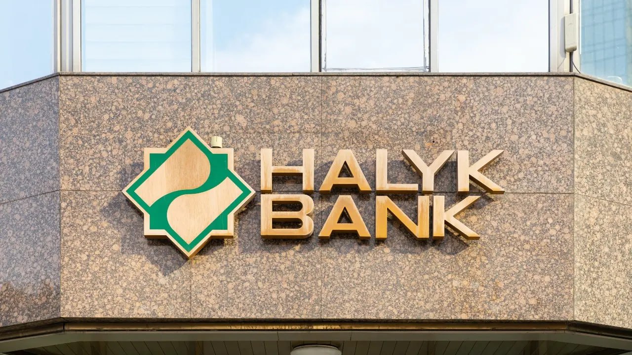 Halyk Bank разрешили купить 49 акций узбекской финтех компании Click Казахскому Halyk Bank разрешили приобрести долю в узбекской компании Click Постановление об этом приняло правление Агентства по регулированию и развитию финансового рынка Казахстана Для окончательного заключения сделки обе стороны должны заручиться одобрением Центрального банка и Комитета по развитию конкуренции РУз О том что казахстанский Halyk Bank приобретет 49 акций узбекской платежной системы Click за 176 4 млн стало известно в июле В рамках взаимной сделки акционеры Click станут владельцем 49 доли в Tenge Bank узбекистанской дочке Halyk Bank за 60 7 млн Оба соглашения требуют одобрения регуляторов Узбекистана и Казахстана ТГ канал uzbekfintech