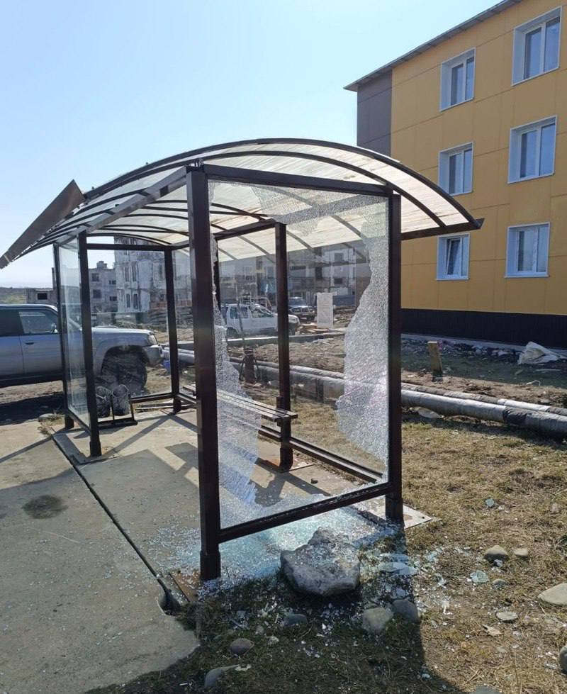 На Итурупе разбили остановку: теперь не ветер — теперь вандалы В Курильском районе снова пострадала остановка. Если первую — в Рейдово — снесло шквалом ветра, то вторую разрушили руками. Просто так, без причины. Остановочный павильон, которым ежедневно пользуются жители посёлка, оказался в центре чьих-то «развлечений». Кто именно решил, что общая инфраструктура — это подходящий объект для агрессии, неизвестно. Но вопрос у всех один: чем мешала остановка? Она не роскошь — она укрытие от дождя и ветра, которое теперь придётся восстанавливать за счёт бюджета. Фото: Администрация Курильского муниципального округа / Telegram