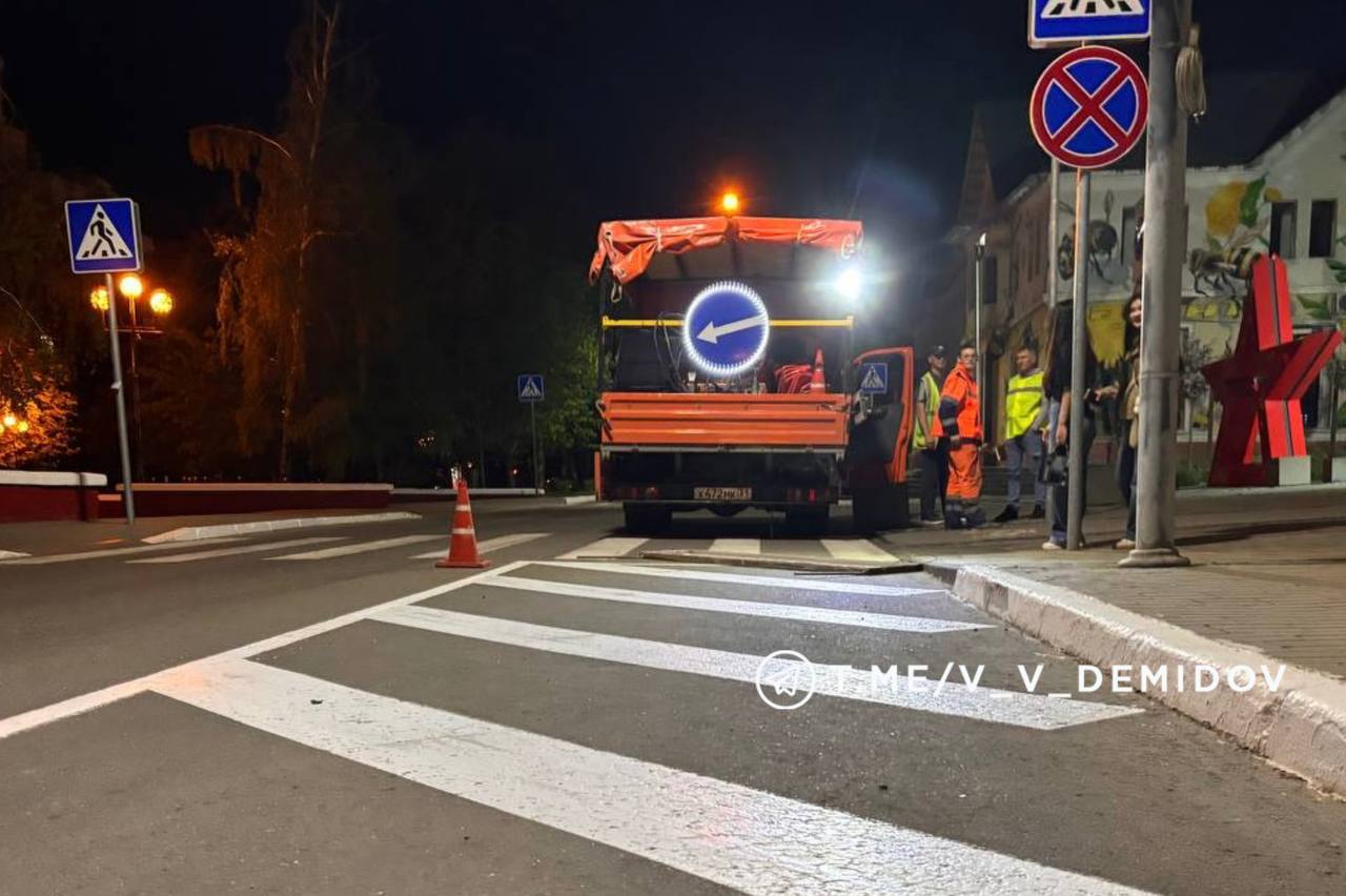 В Белгороде продолжают наносить дорожную разметку С помощью пластика её обновили на проспекте Б.Хмельницкого, улице Победы и Белгородском проспекте. Всего таким способом нанесли уже 7 тысяч м² из 67 тысяч м². До 9 мая планируют закончить работы пластиком в центре и приступить к основным магистралям. К 1 сентября разметку обновят на участках возле школ. Краской разметку нанесли на улице Мичурина, Свято-Троицком бульваре, улице Победы, Гражданском проспекте и Театральном проезде. Уже выполнено почти 4 тысячи м² из 82 тысяч м². Первый этап работ краской завершится в июне, обновление продолжится в августе-сентябре, а в начале осени специалисты ещё раз прокрасят пешеходные переходы. Напомним, всего в этом году обновят около 150 тысяч м² разметки. Пишите нам: Подпишись на «Белгород №1»