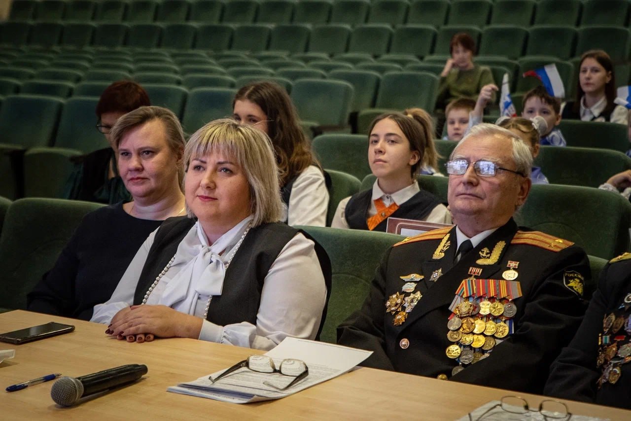 В Курске прошел телемост со школьниками Луганска и Новосибирска  Телемост «Гордимся славою героев» провели в гимназии №63 «Академия успеха». В День Героев Отечества юные куряне связались со школами Новосибирска и Луганска, чтобы вспомнить о выдающихся соотечественниках, которыми гордится вся страна.  Директор гимназии Ирина Дудина отметила, что подобные встречи важны для будущего поколения защитников. День Героев Отечества должен заставить задуматься, что лежит в основе гражданской ответственности и настоящего патриотизма.  – Героями не рождаются, героями становятся. В самых экстренных ситуациях – мужчины всегда на страже. Нынешние дети не представляют, какая их ждёт судьба. На примере людей, которые ради мира, спокойствия и светлого будущего жертвуют своими жизнями, мы расскажем, что значит быть героем, – сказала Ирина Сергеевна.  На связи с курянами – обучающиеся из школы №23 Новосибирска и гимназии №36 имени Г.К. Жукова Луганска. Почётными гостями телемоста стали председатель региональной организации «Морское братство» подполковник Виталий Паньков и председатель Совета ветеранов войны, труда, Вооруженных сил и правоохранительных органов Центрального округа города Курска Александр Горяйнов.  Фото: Рина Горлова