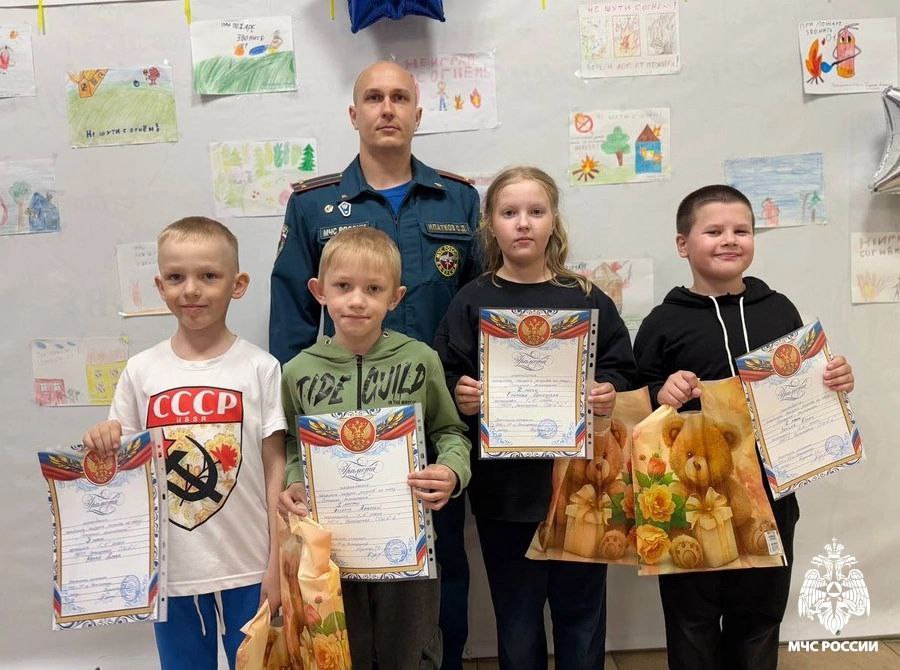 В Вытегре сотрудники МЧС России наградили победителей детского конкурса Подведены итоги конкурса детских рисунков на тему пожарной безопасности. Мероприятие было организовано сотрудниками отдела надзорной деятельности и профилактической работы по Вытегорскому району. Жюри оценивало работы участников. Особое внимание уделялось не только художественному исполнению, но и правильному пониманию детьми правил пожарной безопасности. Организаторы мероприятия отметили высокий уровень подготовки работ и творческий подход детей к выполнению заданий. Победителям конкурса были вручены грамоты и подарки.