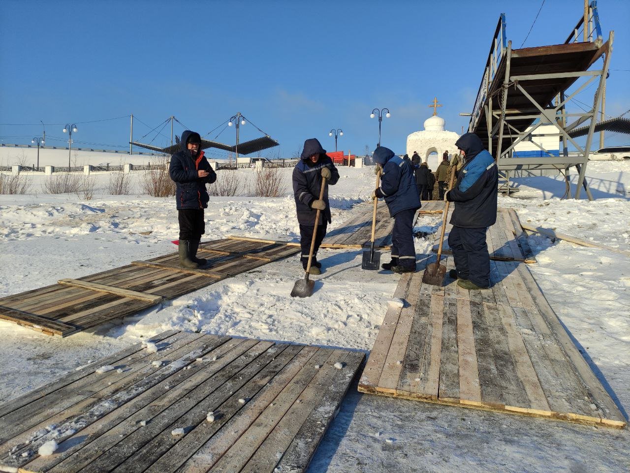 Со следующей недели в Барнауле начнется строительство Крещенского городка, сообщил заместитель главы администрации города по дорожному хозяйству Андрей Курышин на оперативном аппаратном совещании.  Пока никаких подробностей о Крещенском городке нет, но обычно купель обустраивают в районе Речного вокзала.   Планируете окунаться в прорубь в этом году?  Фото amic.ru 2024 года.