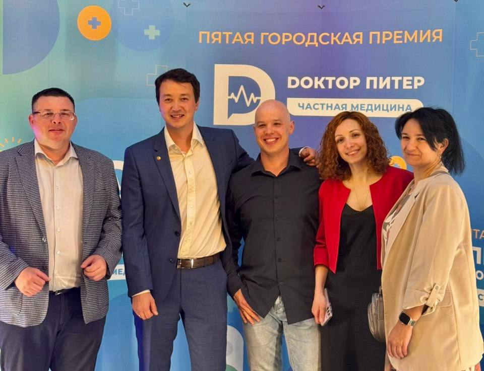 Команда спасения: Врачи Педиатрического университета – лауреаты премии «Доктор Питер» за спасение малышки Вари! Врачи СПбГПМУ стали лауреатами престижной премии портала «Доктор Питер» за уникальную операцию новорожденной Варе Кузнецовой из Новгородской области. В январе этого года крохе удалили гигантскую тератому средостения – опухоль, сдавливавшую трахею и вызвавшую остановку дыхания. Мама сама провела реанимацию! По решению ректора Дмитрия Иванова ребенка экстренно доставили в нашу клинику. Операция была ювелирной и беспрецедентно сложной: Опухоль «спряталась» среди аорты, сердца и крупных сосудов. Потребовалась гибридная операция с участием неонатальных и кардиохирургов. Вмешательство длилось 3 часа с использованием аппарата искусственного кровообращения. Это редчайший случай расположения тератомы у новорожденного! Благодаря мастерству пятерых хирургов разных специализаций и анестезиологов-реаниматологов опухоль удалили успешно! После выписки и наблюдения рецидива не обнаружено – Варя здорова! Слова мамы Вари, Надежды Кузьминой: - За нас все очень переживали. Я сомневалась, не верила, что всё будет хорошо. А Варя - она просто сделала невозможное вместе с врачами. У меня огромная, просто невероятная благодарность врачам Педиатрического. Но знаете, что обидно? Что люди не знают, что вот здесь, в Педиатрическом, совершенно бесплатно спасают жизни детей! По телевизору нам говорят, что надо собирать на какое-то лечение за границей, а лечение – вот оно, рядом, - поделилась мама Варвары Надежда Кузьмина. Мы гордимся нашими врачами! Эта награда – признание их высочайшего профессионализма, слаженной работы и готовности спасать в самых сложных ситуациях! Подробнее #СПбГПМУ #ПедиатрическийУниверситет #ДокторПитер #ДетскаяХирургия #Кардиохирургия #СпасениеРебенка #Медицина #Здоровье #НовгородскаяОбласть