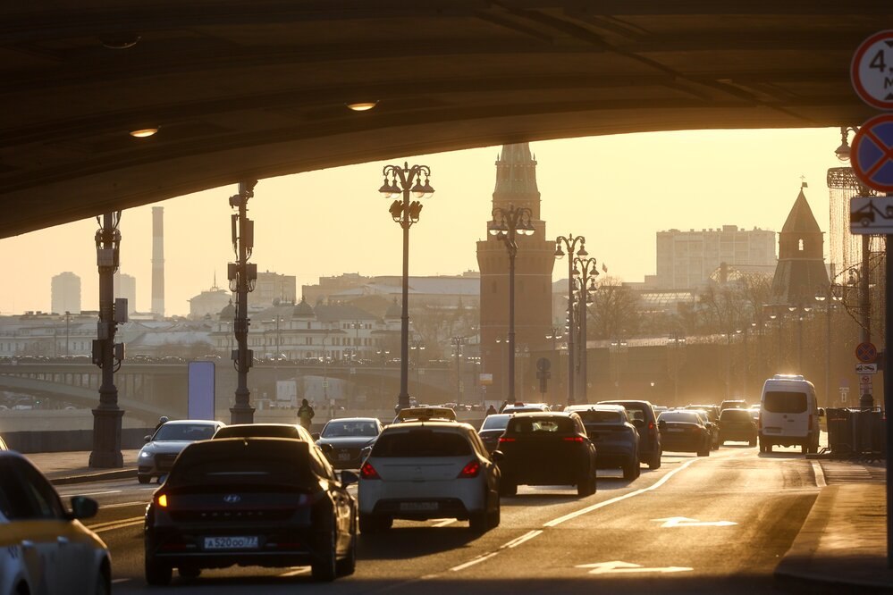 В трех районах Москвы появятся новые выделенные полосы для движения  С 23 ноября 2024 года в трех районах российской столицы запустят новые выделенные полосы для движения автомобильного транспорта. Об этом сообщило информационное агентство «Москва».    Новые полосы протяженностью более 1 километра решено запустить в Покровском-Стрешневе, Бибиреве и Царицыне. Ожидается, что по данным маршрутам будут совершаться более 74 тысяч поездок.    По словам заместителя мэра Москвы по вопросам транспорта и промышленности Максима Ликсутова, на участках дорог с выделенными полосами время пребывания в пути снижается в три раза. Аварийность тоже сокращается, примерно на 25%. Более комфортно чувствуют себя в пути и пассажиры автобусов и электробусов, такси.    С начала 2024 года в российской столице появились 24 новые выделенные полосы. Общая протяженность полос составляет около 26 километров. Они располагаются по пути следования 170 маршрутов городского общественного транспорта.