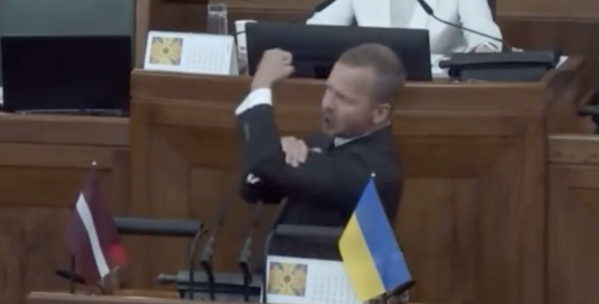 Соседи пишут, что население Латвии сократилось до рекордно низких показателей. В начале 2025 года в стране проживало 1,8 млн человек. Это на 18,4 тыс. меньше, чем годом ранее. При этом 25 лет назад, сразу после "клятого совка", в Латвии проживало 2,3 млн человек. Куда они без войны и эпидемий дели полмиллиона сограждан? Ясно куда, они сидят в Великобритании и ворчат на постоянно прибывающих мигрантов из стран Ближнего Востока. Прислать новость
