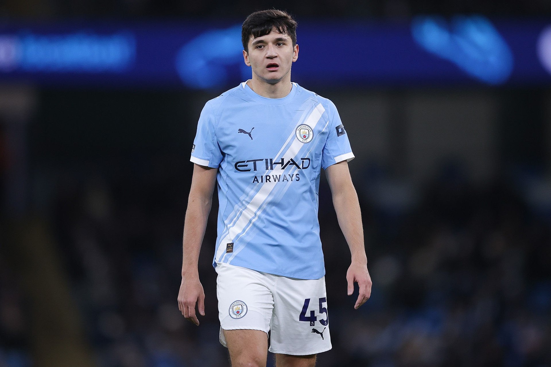 Абдукодир Хусанов признан самым быстрым футболистом текущего розыгрыша Лиги чемпионов CIES Узбекский защитник Сити развил скорость 35 80 км ч сумев обойти в рейтинге главных спринтеров Европы Килиана Мбаппе 35 67 км ч Уго Экитике 34 91 км ч и Эрлинга Холанда 34 87 км ч