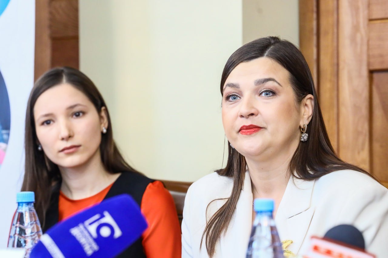 В Новокузнецком драматическом театре состоялась пресс-конференция, посвященная «Большим гастролям» Белорусского ТЮЗа - Тэатр юнага гледача Участие приняли: директор Новокузнецкого драматического театра Валерия Пурпутиди; заслуженная артистка Республики Беларусь, директор Белорусского государственного академического театра юного зрителя - Вера Полякова-Макей; режиссёр-постановщик - Татьяна Самбук; артист драмы, ведущий мастер сцены - Андрей Асимович; артист драмы, ведущий мастер сцены - Геннадий Гаранский. Валерия Пурпутиди, директор Новокузнецкого драматического театра: «Сегодня мы впервые принимаем на нашей сцене по международной программе Белорусский ТЮЗ. Они впервые в Кузбассе! И это не просто тур, а Юбилейный тур – в этом году театру исполняется 70 лет. Первые показы прошли успешно, наши зрители хорошо приняли заслуженный коллектив Белорусского театра. Благодаря гастролям идет не просто обмен опытом, но и традициями и колоритом, тем они и интересны». Вера Полякова-Макей, директор Белорусского ТЮЗа: «Мы привезли 4 разных спектакля: «Женя+Таня» и «Винни-Пух и все-все-все» молодого режиссёра Таьяны Самбук, «Женитьба» лауреата премии «Золотая маска» Тимура Кулова, «Однажды в Сладкограде» Анны Джамилашвили . Большие гастроли для нас невероятное спасение и мы благодарны Российской Федерации! Огромное счастье иметь возможность показать наше творчество, нашу культуру соседнему государству». В завершении пресс-конференции руководители театров, планируя укреплять установившиеся связи, договорились о развитии культурного взаимодействия в театральной сфере и подписали меморандум. Показ спектакля «Женя+Таня=любовь» состоится уже сегодня. 20 мая — зрителям будет представлен спектакль «Однажды в Сладкограде».