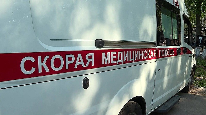 Нашли под окнами многоэтажки На улице Летчиков в Уфе была обнаружена женщина с травмами характерными для падения с высоты Предварительно до инцидента она находилась в квартире на 7 этаже Очевидцы помогли медикам транспортировать ее до машины скорой Обстоятельства произошедшего выясняются БСТ в Telegram БСТ в МАХ